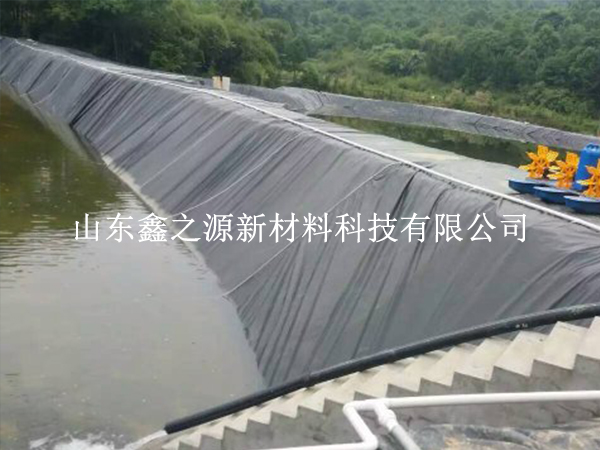 問：魚塘養(yǎng)殖防滲膜的周圍可以貼瓷磚嗎？