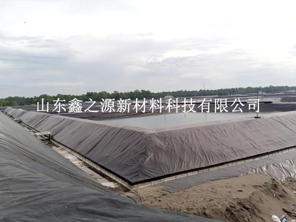 大風(fēng)天氣下鋪設(shè)沼氣池黑膜的技巧：安全高效，創(chuàng)新應(yīng)對(duì)